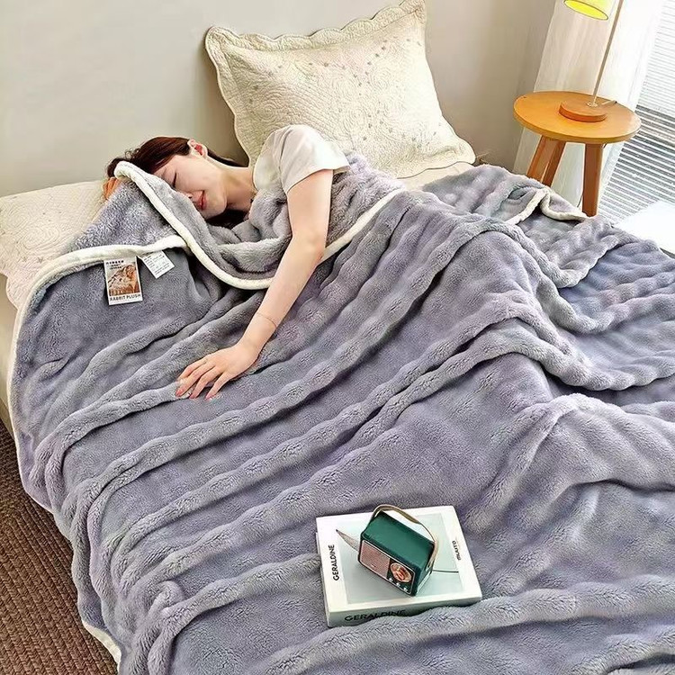 خرید پتو خرگوشی وارداتی ۲ نفره ۲۰۰×۲۳۰ | بافت نرم، تراکم بالا و لبه‌های نوار دوزی